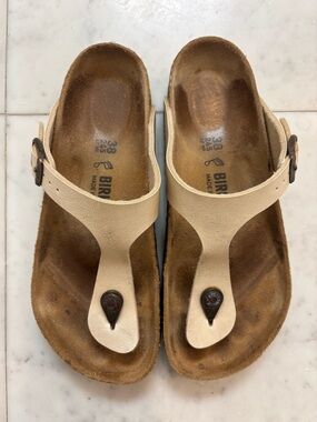 Birkenstock Gizeh Thong Sandals in Light Beige